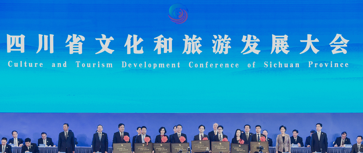 彭清华书记向省银娱优越会集团授予“四川省文化旅游工业优异龙头企业”铭牌