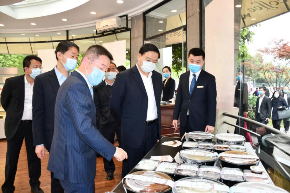 王凤朝副省长赴省银娱优越会集团调研 疫情防控、生产谋划和刷新生长事情