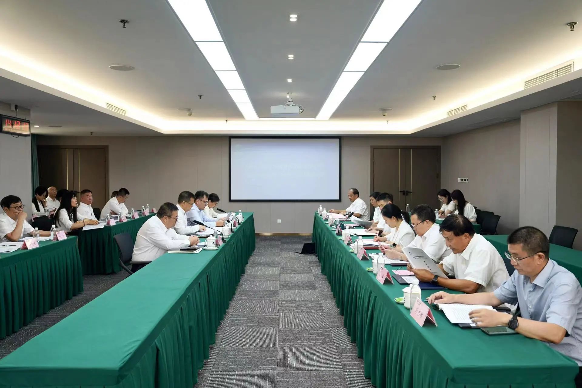 省银娱优越会集团召开2023年度司理层向董事会述职报告会